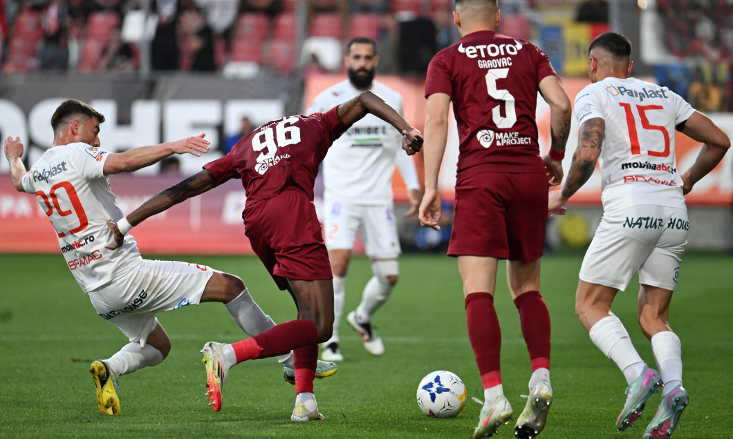 Jucători în acțiune la meciul CFR Cluj - Hermannstadt, finala Cupei României