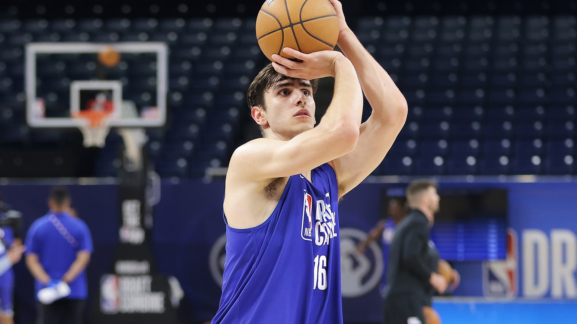 Jubelnde Celtics und Knicks Spieler beim Playoff-Spiel.