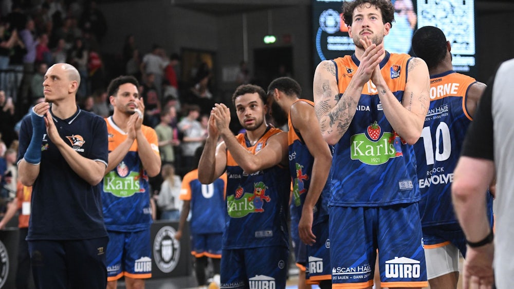Teamjubel der EWE Baskets Oldenburg nach dem Sieg gegen Rostock Seawolves