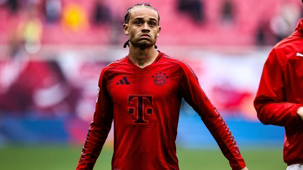 Xavi Simons im RB Leipzig Trikot mit Ball