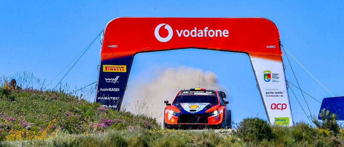 Rally em Portugal com paisagem típica