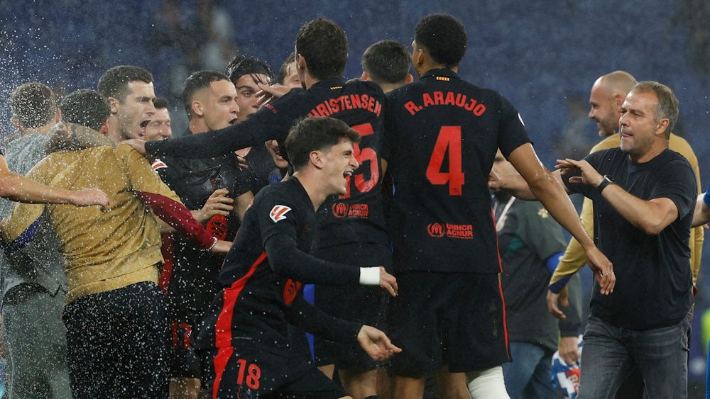 Barcelona feiert den Gewinn der spanischen Meisterschaft – Spieler jubeln im offenen Bus.