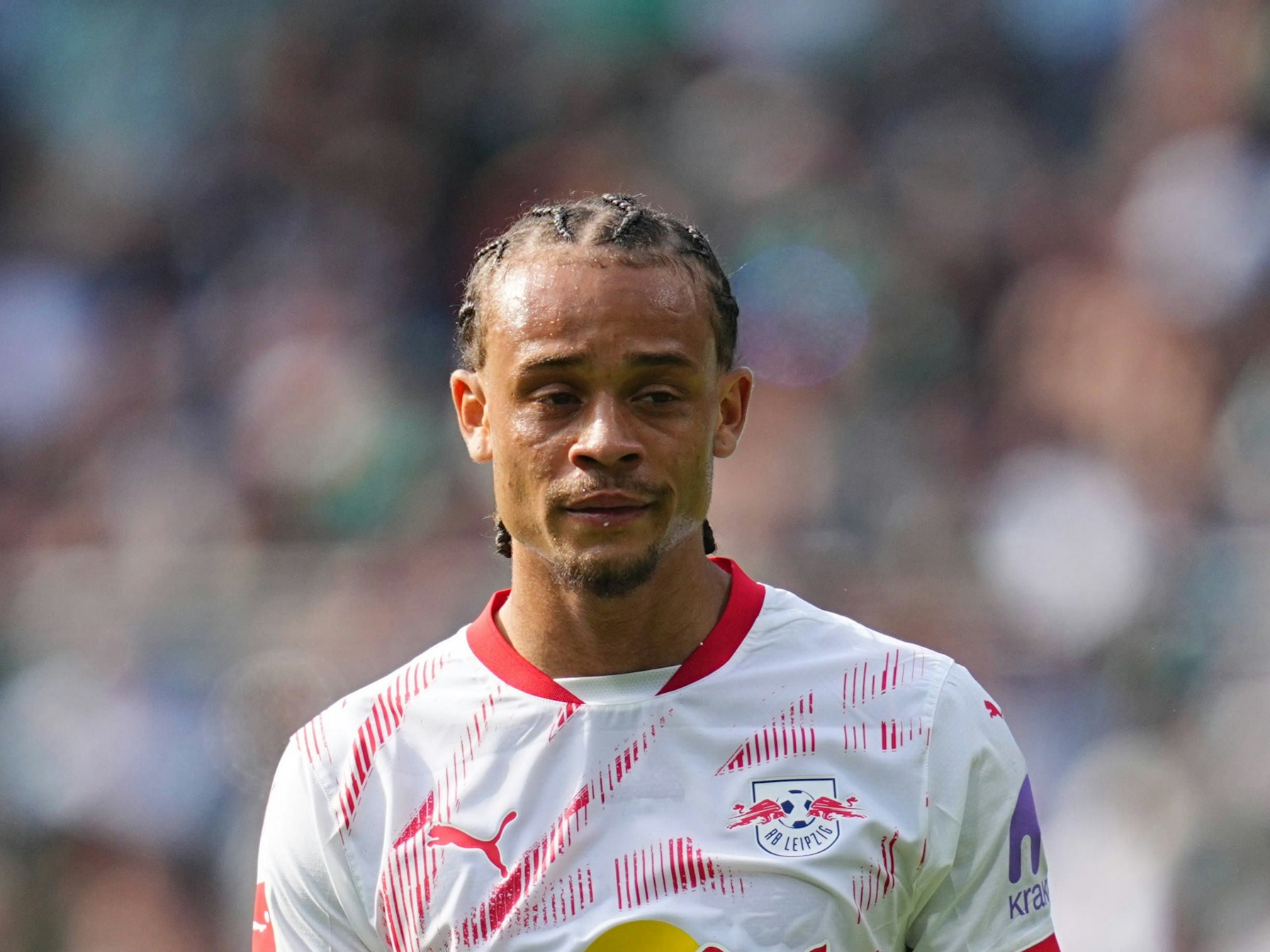 Xavi Simons im Trikot von RB Leipzig auf dem Spielfeld