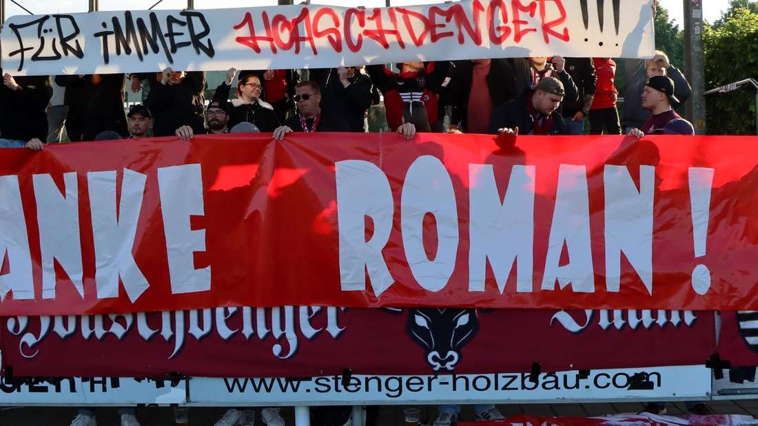 Jubel nach Abpfiff: Spieler feiern einen besonderen Moment in der Bayernliga Süd