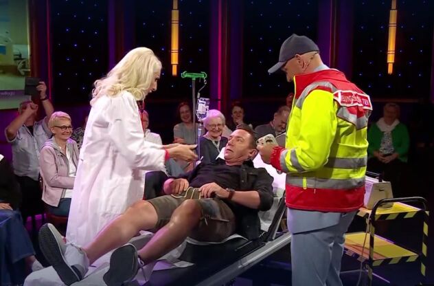 Kim Fisher moderiert die Talkshow Riverboat.