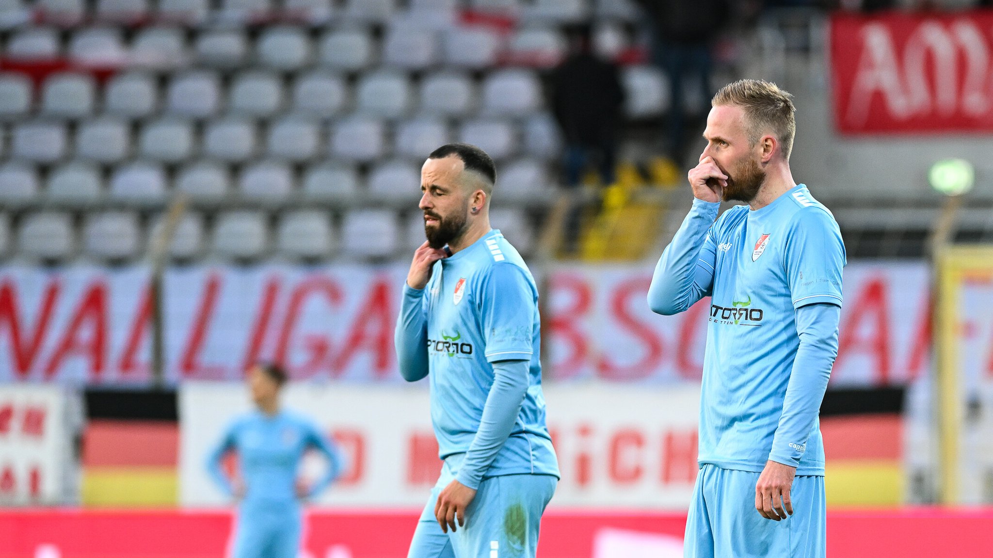 Jubelnde Spieler nach dem Aufstieg beim Spiel Schweinfurt 05 – FC Augsburg II