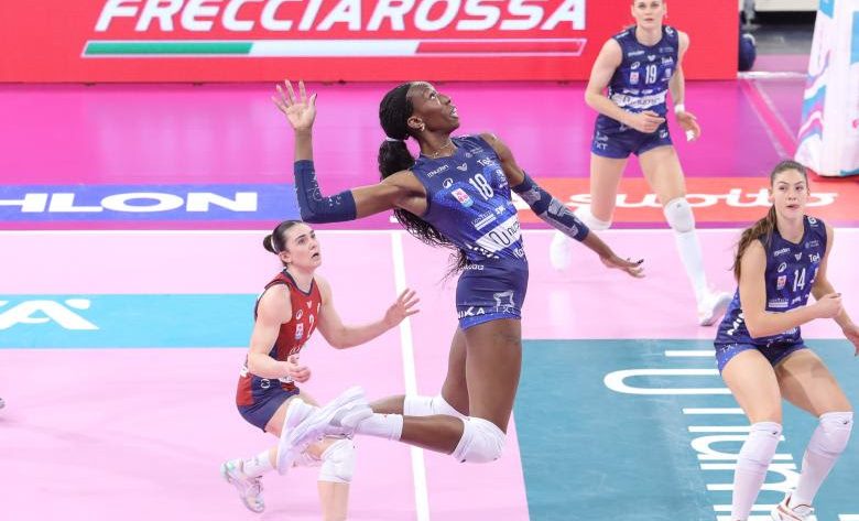 Paola Egonu in azione durante una partita con la Vero Volley Milano