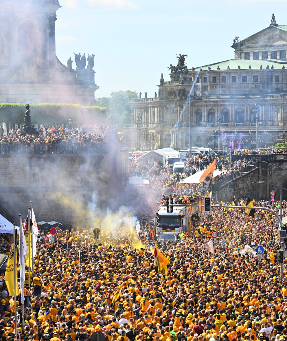 Fans feiern Dynamo – Unterhaching im Rudolf-Harbig-Stadion