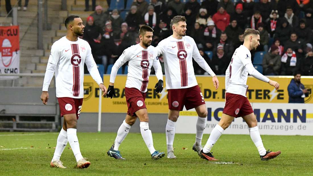 Das Team von Kickers Offenbach feiert auf dem Rasen