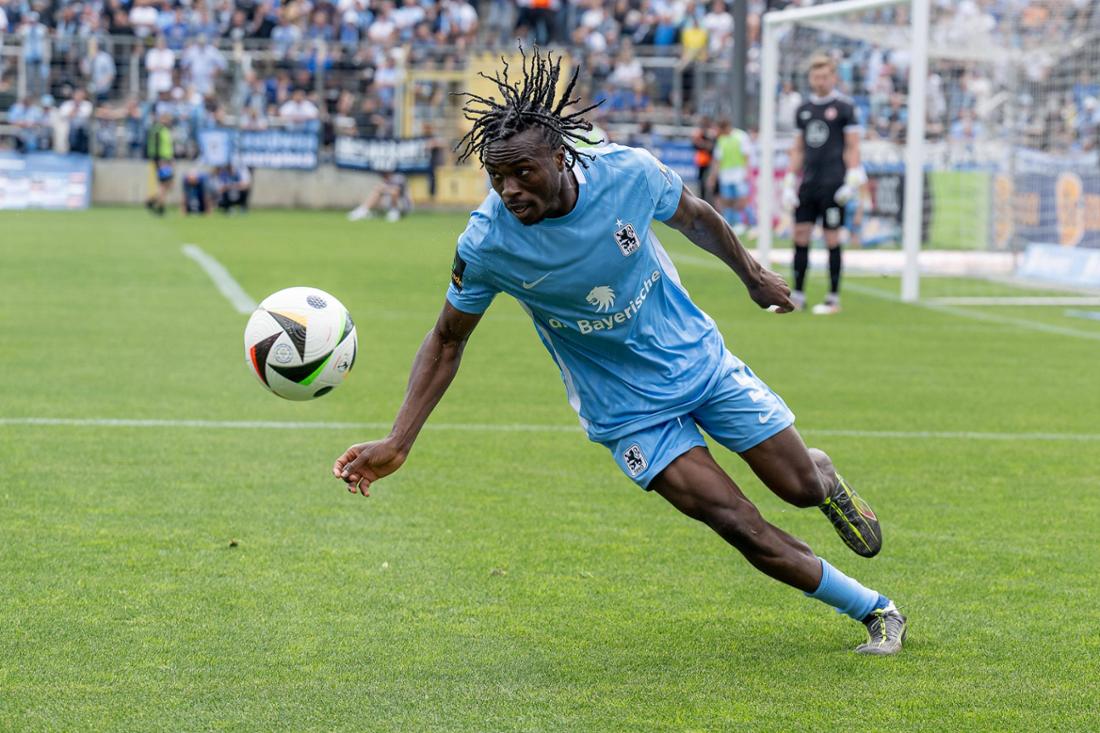 Fans im Stadion feiern den TSV 1860 München beim 3. Liga-Spiel, live über Magenta Sport verfolgt