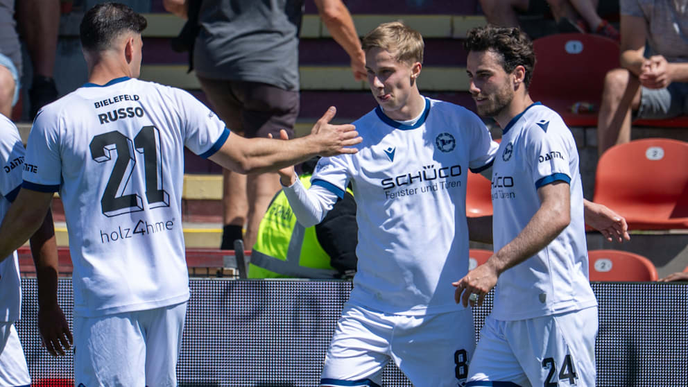 Arminia – SV Waldhof: Spieler im Kampf um den Ball