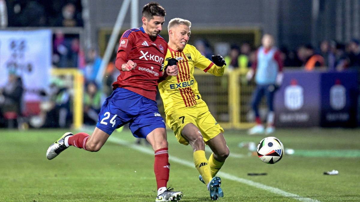 Piłkarze w walce podczas meczu Korona Kielce – Raków Częstochowa na Suzuki Arenie