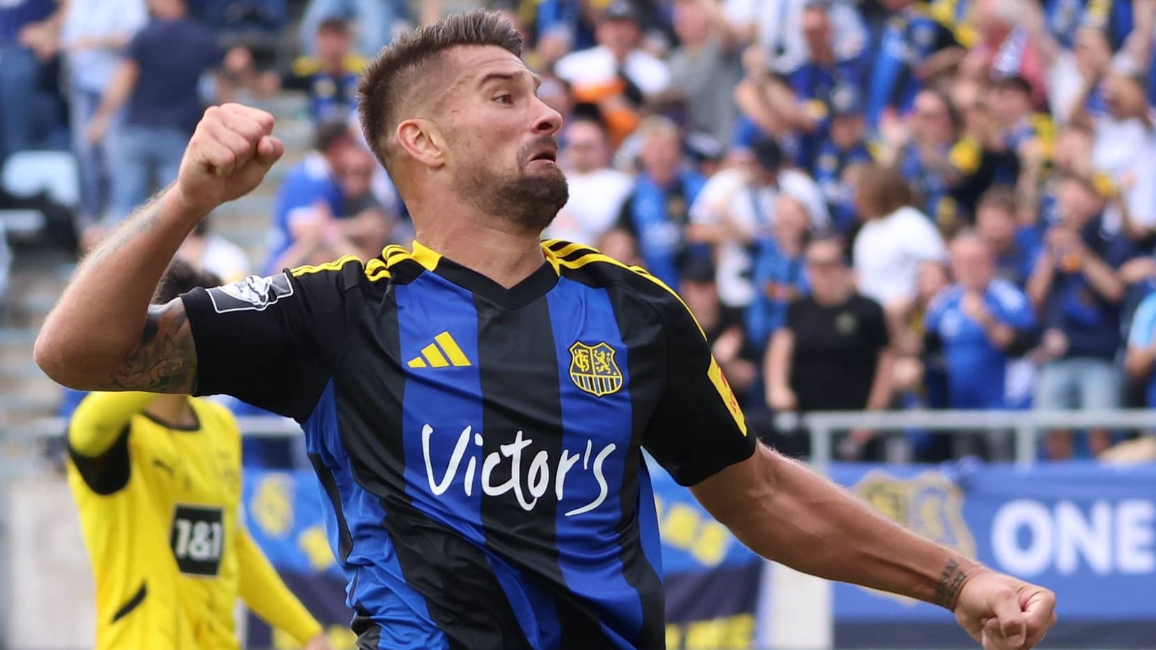 Szene aus dem Saisonfinale der 3. Liga mit jubelnden Spielern des 1. FC Saarbrücken