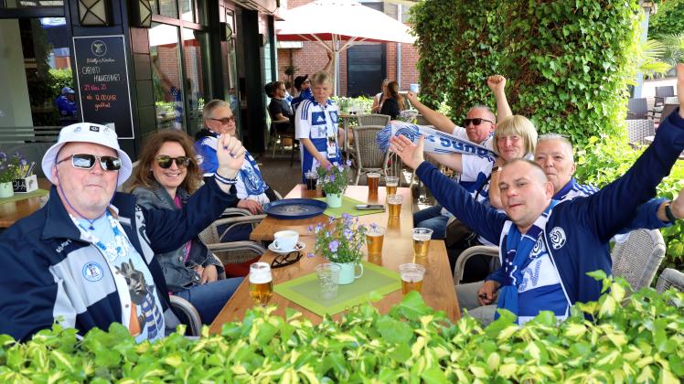 Jubelnde MSV Duisburg Fans nach dem Auswärtssieg in Lotte