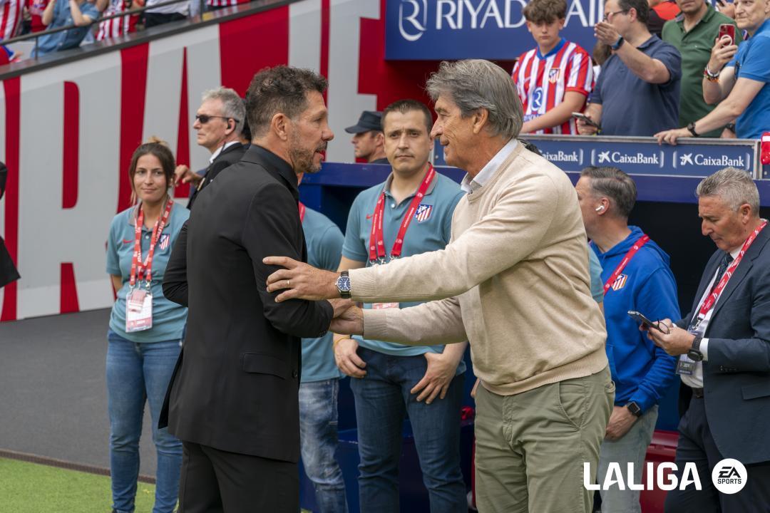 Jugadores de Atlético Madrid y Betis sobre el césped antes del partido