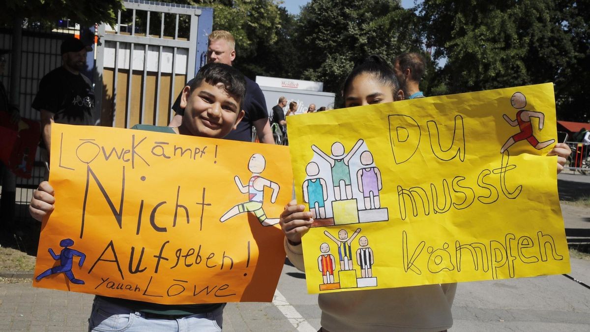 Teilnehmer beim Rhein-Ruhr-Marathon in Duisburg, Startaufstellung im Sportpark Duisburg
