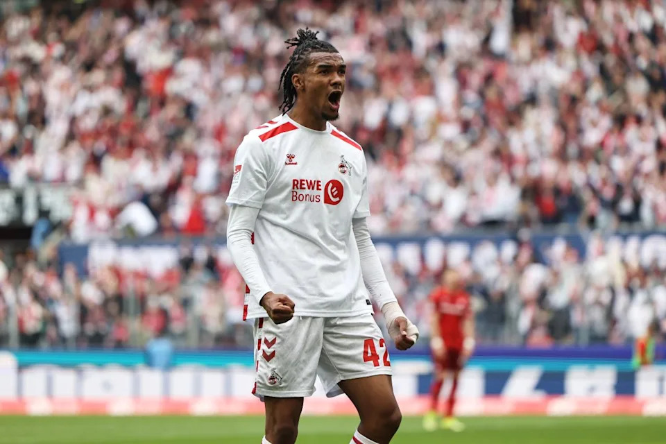 Jubelnde Spieler des 1fc Köln nach dem entscheidenden Aufstiegsspiel