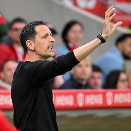 Dino Toppmöller jubelt nach dem historischen Champions-League-Einzug mit Eintracht Frankfurt