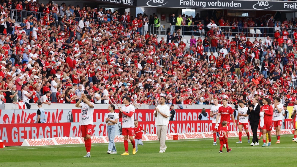 Julian Schuster an der Seitenlinie des SC Freiburg