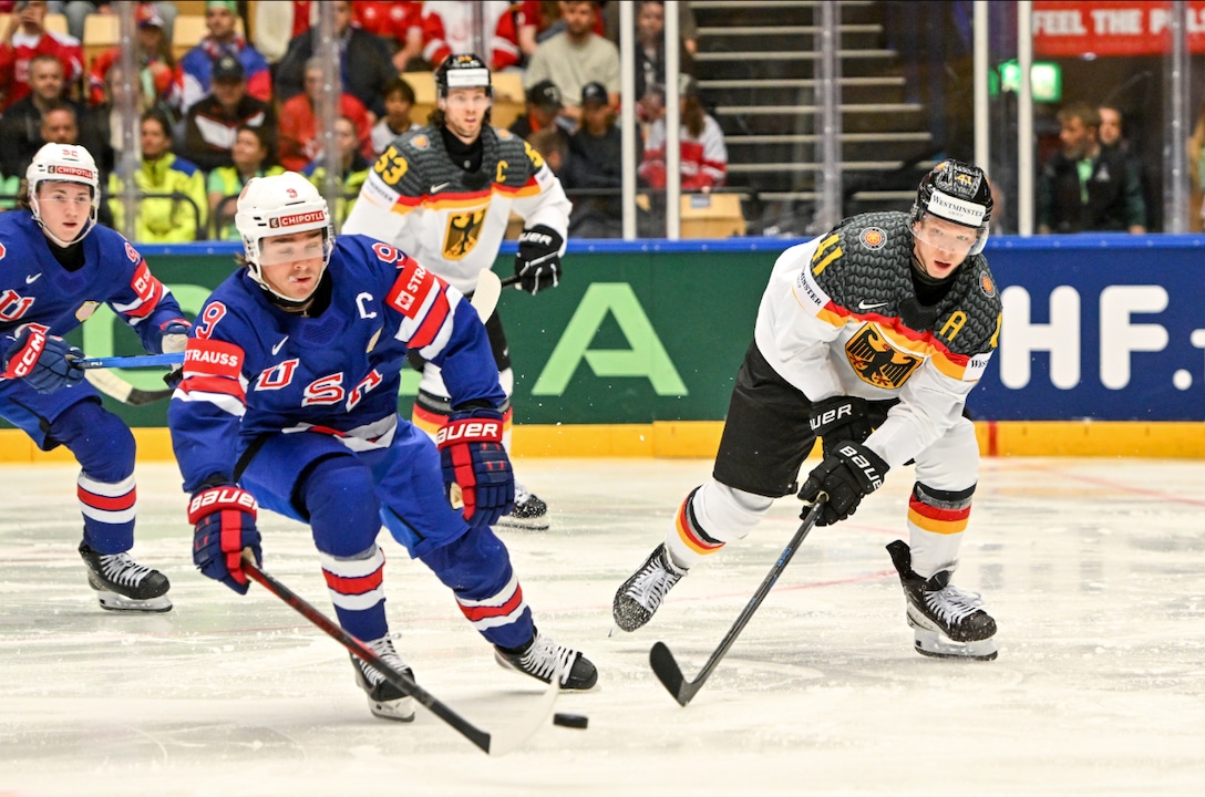 Philipp Grubauer im deutschen WM-Trikot, konzentriert und voller Einsatz bei der Eishockey-WM 2025
