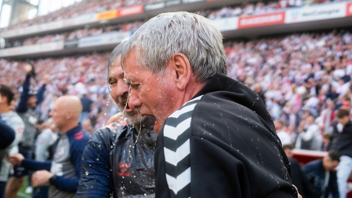 Dominique Heintz jubelt mit dem 1. FC Köln beim Bundesliga-Aufstieg
