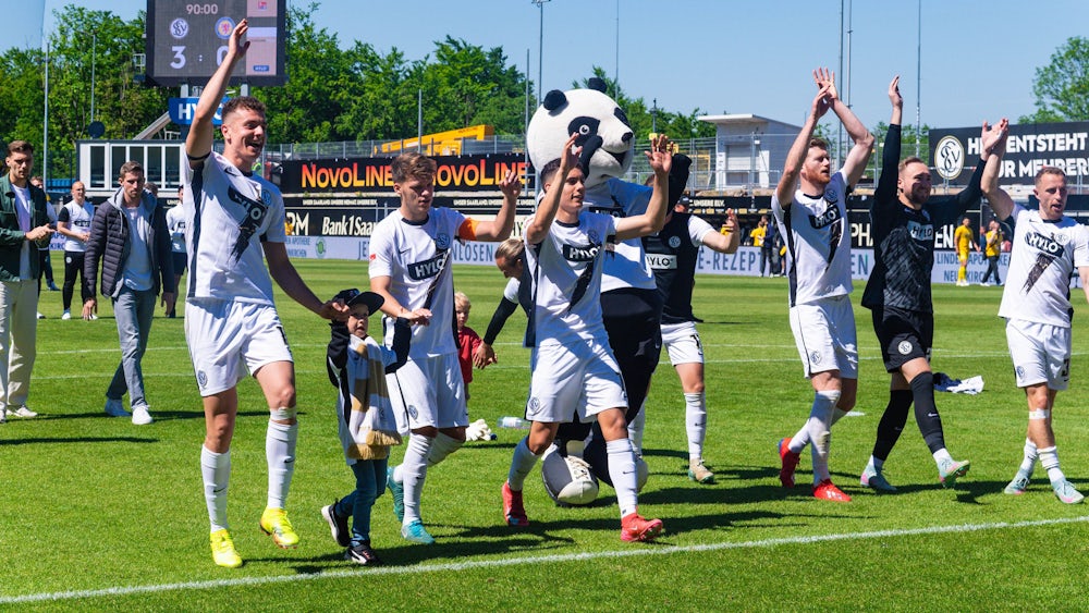 Fans unterstützen ihr Team in der Bundesliga Relegation 2025