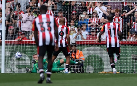 Jubelnde Fulham-Spieler nach dem Derby-Sieg im Duell Brentford – FC Fulham