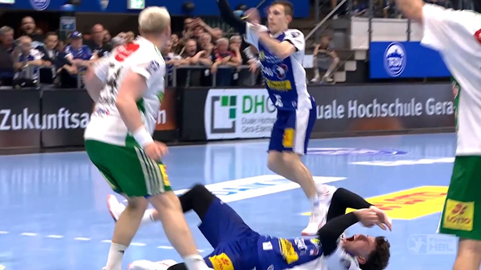 THW Kiel feiert nach dem knappen Auswärtssieg gegen Potsdam