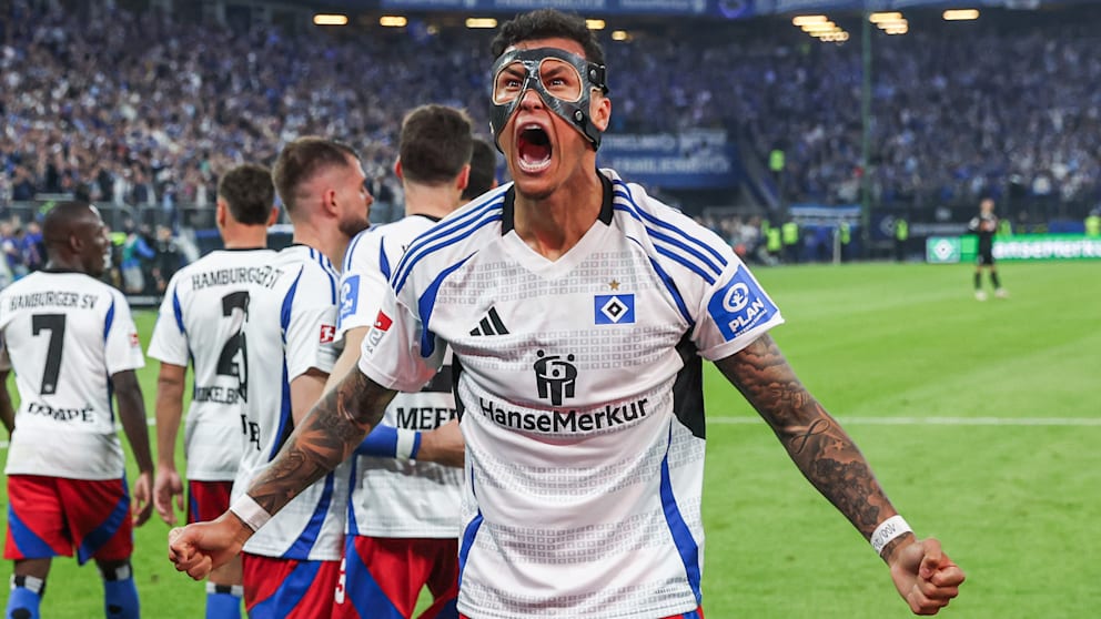 HSV Aufstiegsfeier: Jubelnde Fans und Mannschaft auf dem Rathausmarkt in Hamburg