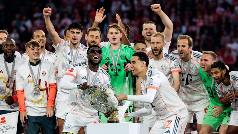 Die berühmte Porzellan-Kakadu-Statue bei der Meisterfeier des FC Bayern