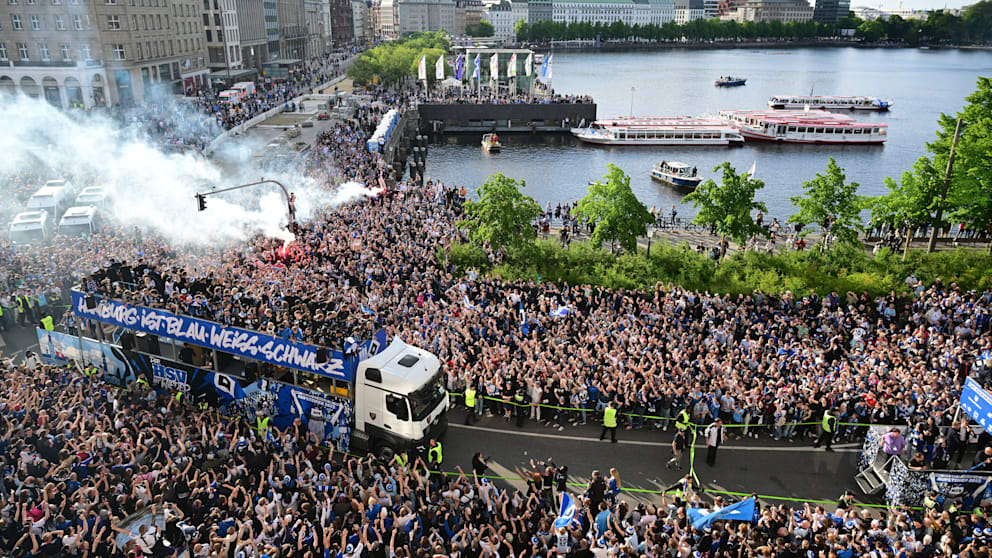 Jubelnde HSV-Fans und Team nach dem Doppel-Aufstieg, präsentiert von NDR Hamburg