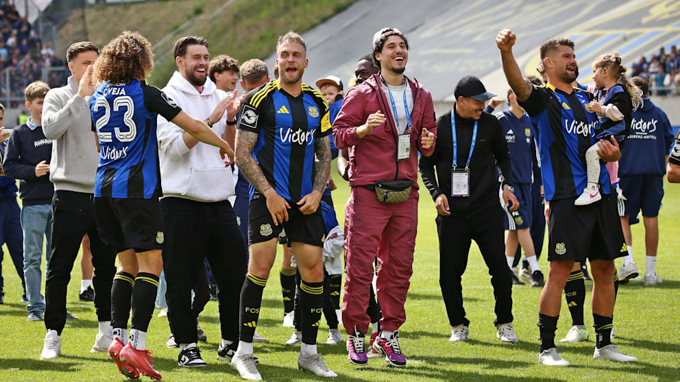 Jubel beim FC Saarbrücken: Die Mannschaft feiert eine erfolgreiche Saison