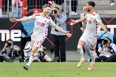 Fans mit FCH Tickets im Stadion feiern das Relegationsspiel