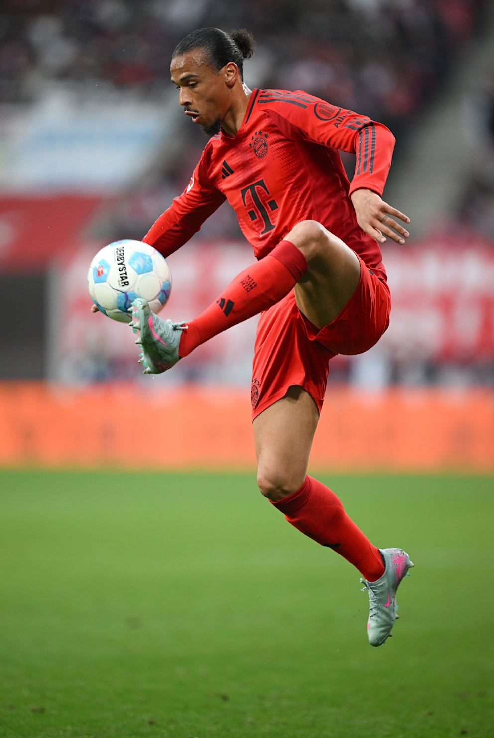Leroy Sané jubelt im Trikot des FC Bayern
