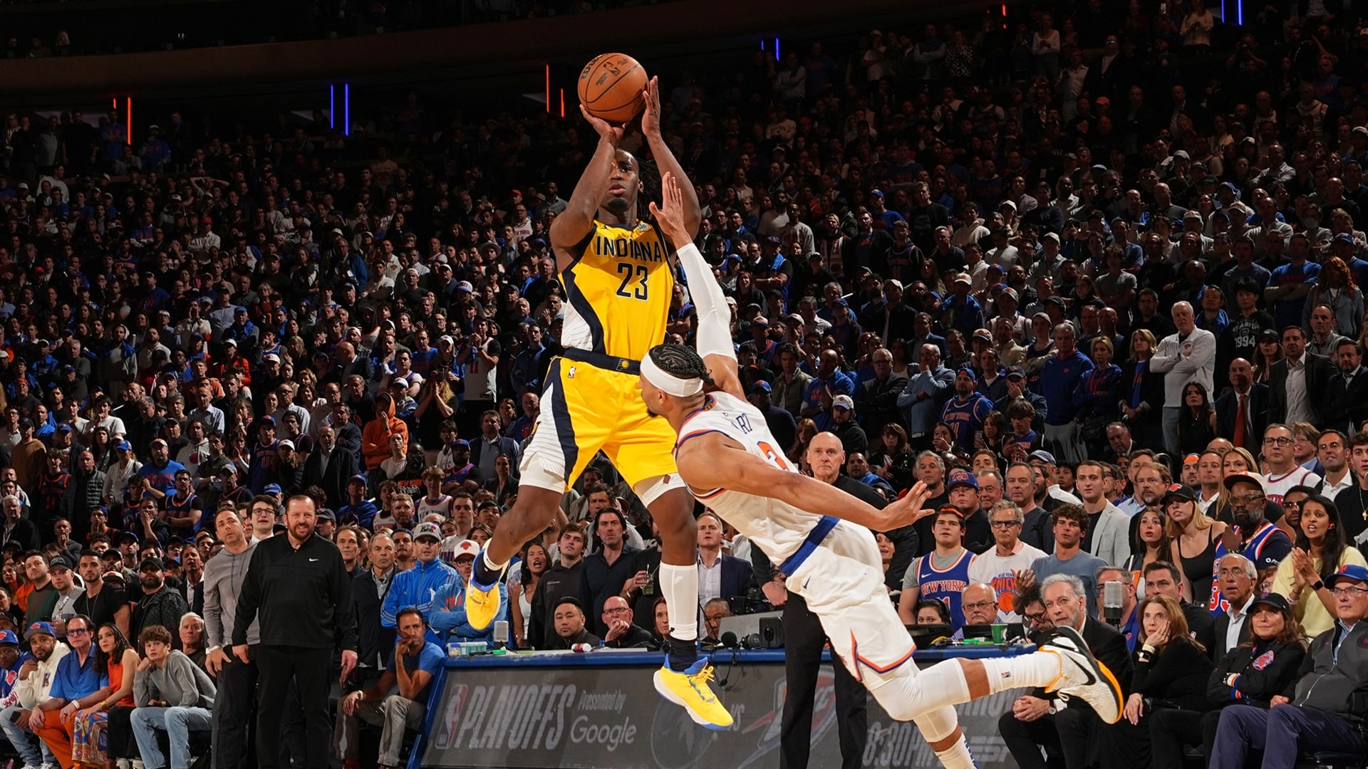 Jalen Brunson of the Knicks driving past Pacers defenders