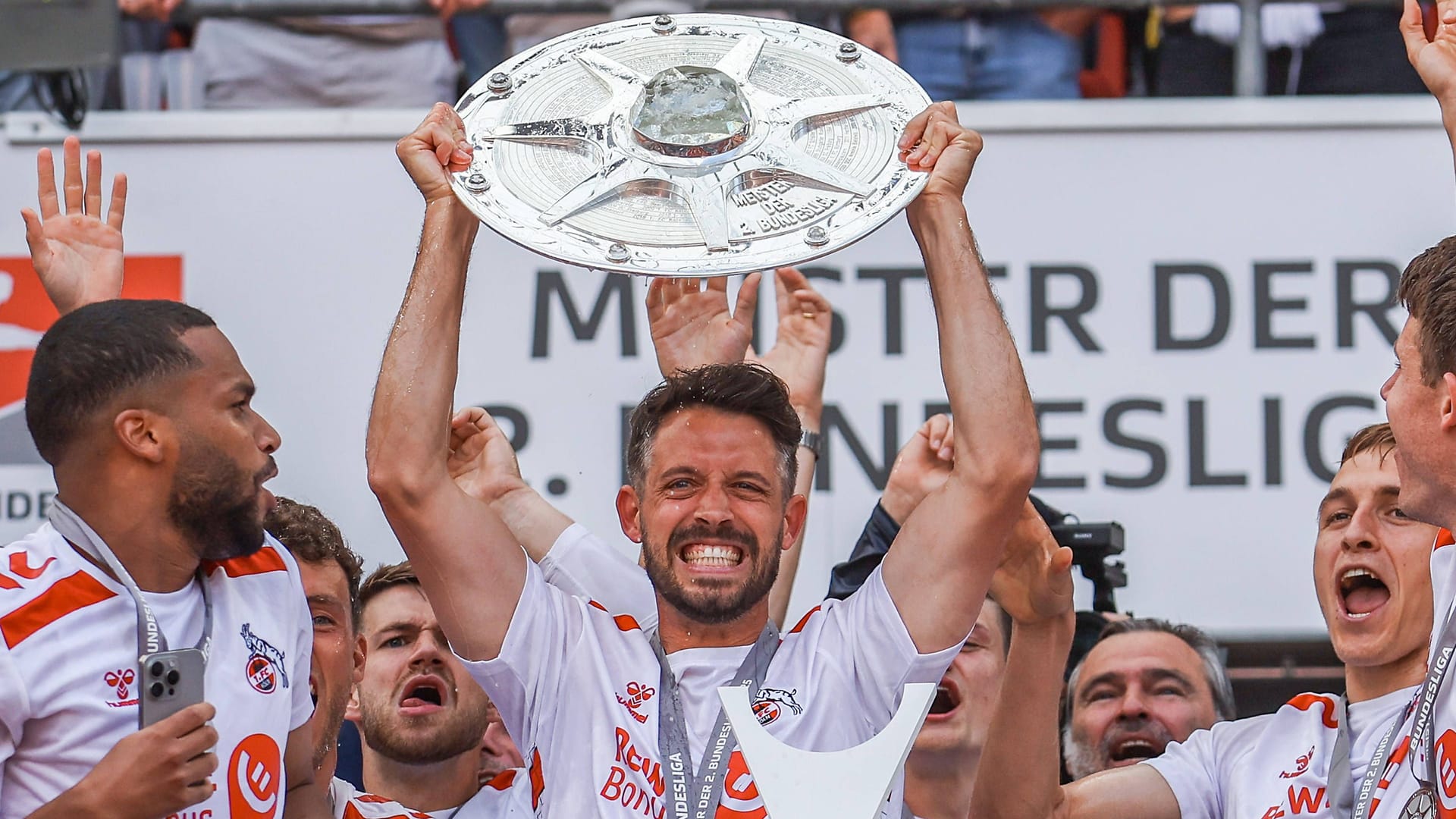 Friedhelm Funkel bejubelt mit dem 1. FC Köln den Aufstieg in die Bundesliga.
