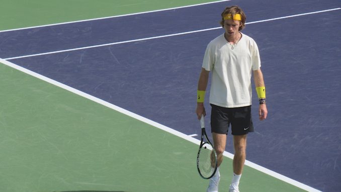Cobolli sorride dopo una vittoria significativa all'Hamburg Open