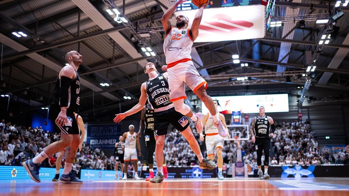Jubelnde Spieler von Science City Jena beim Aufstieg in die BBL