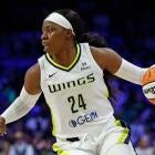 Leonie Fiebich konzentriert beim Wurf in einem WNBA-Spiel